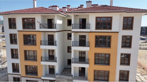 Foto - Adıyaman'daki deprem konutlarında Türk bayrağını yere attılar: Evlerini geri alın, yazıklar olsun