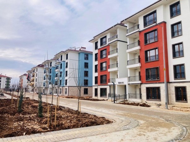 Foto - Adıyaman'daki deprem konutlarında Türk bayrağını yere attılar: Evlerini geri alın, yazıklar olsun