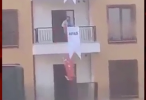 Adıyaman'daki deprem konutlarında Türk bayrağını yere attılar: Evlerini geri alın, yazıklar olsun