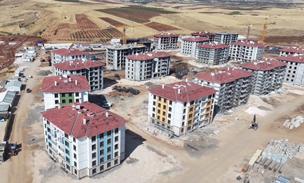 Foto - Adıyaman'daki deprem konutlarında Türk bayrağını yere attılar: Evlerini geri alın, yazıklar olsun