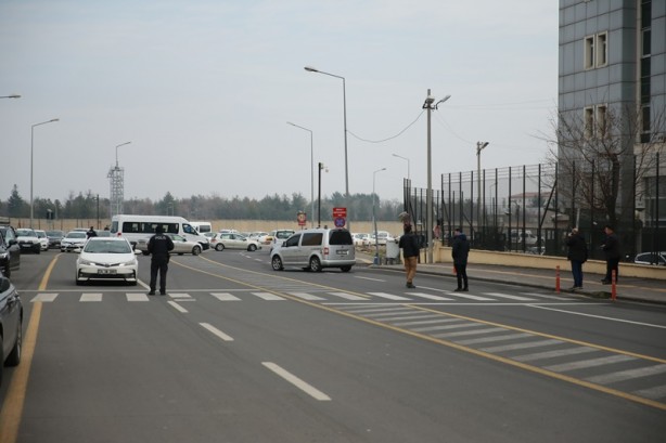 Foto - Adliye binası yakınında şüpheli araç alarmı