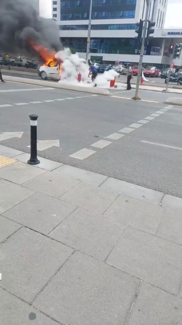 Foto - Adliye önünde arabasını ateşe verdi!