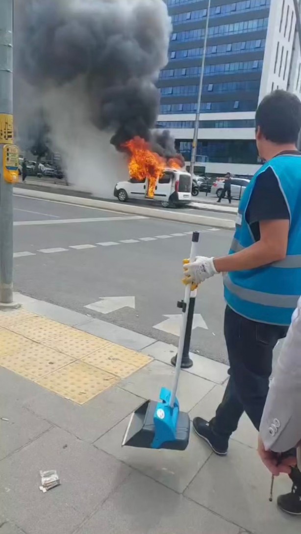 Foto - Adliye önünde arabasını ateşe verdi!