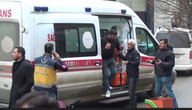 Foto - Adliye önünde karşılaşan husumetli grup muştalarla birbirine girdi!