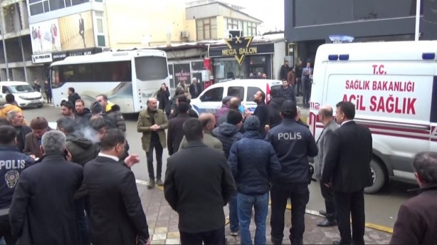 Foto - Adliye önünde karşılaşan husumetli grup muştalarla birbirine girdi!
