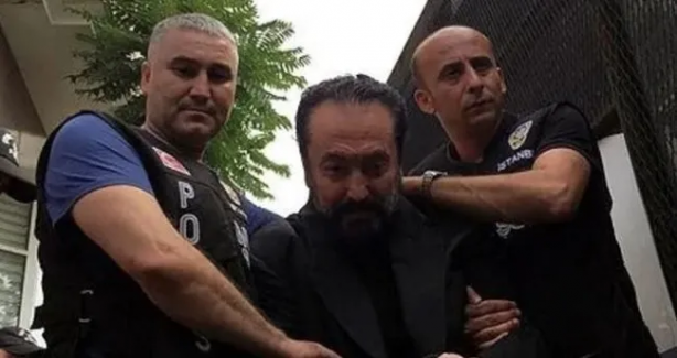 Foto - Adnan Oktar hapiste de rahat durmuyor! Şu kepazeliğe bakın hele şu kepazeliğe 
