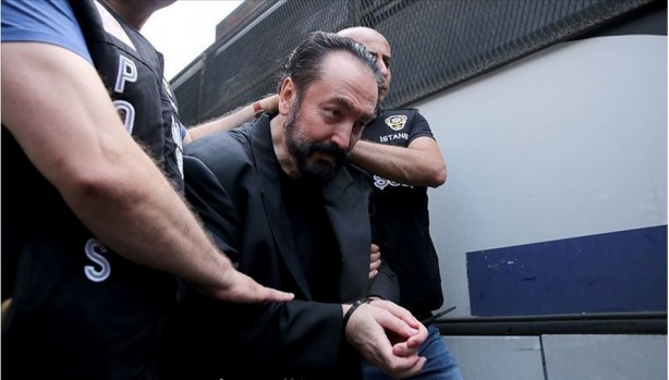 Foto - Adnan Oktar hapiste de rahat durmuyor! Şu kepazeliğe bakın hele şu kepazeliğe 