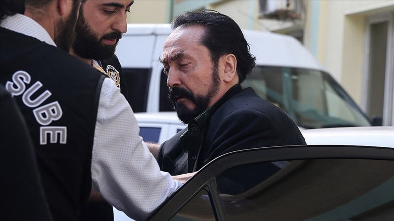 Foto - Adnan Oktar içeride de rahat durmuyor! Büyük rezalet patlak verdi