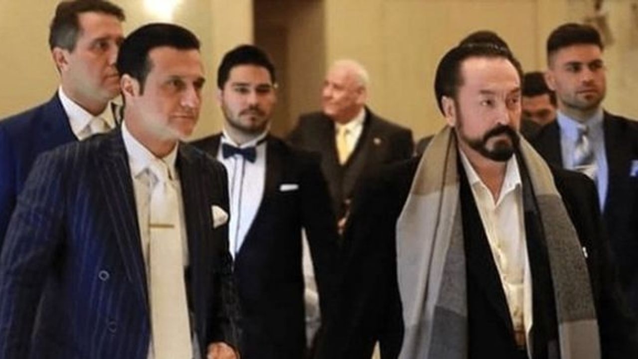 Foto - Adnan Oktar içeride de rahat durmuyor! Büyük rezalet patlak verdi