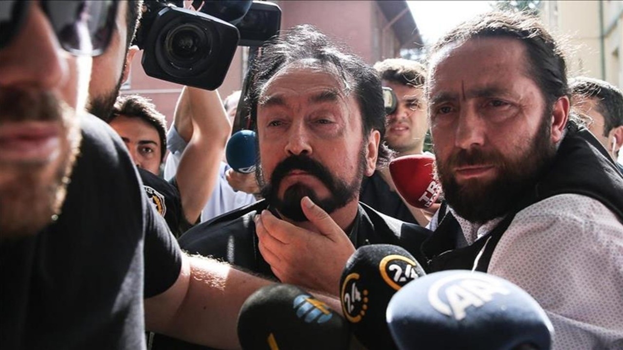 Foto - Adnan Oktar içeride de rahat durmuyor! Büyük rezalet patlak verdi