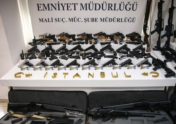 Foto - Adnan Oktar'ın villasından çıkan silahlar sergilendi