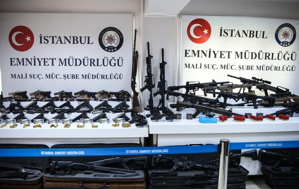 Foto - Adnan Oktar'ın villasından çıkan silahlar sergilendi