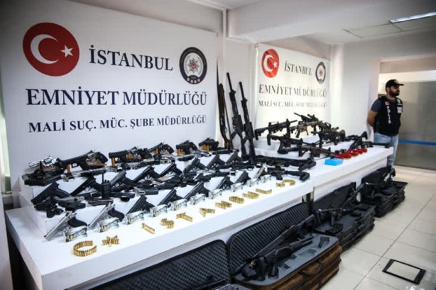 Adnan Oktar'ın villasından çıkan silahlar sergilendi