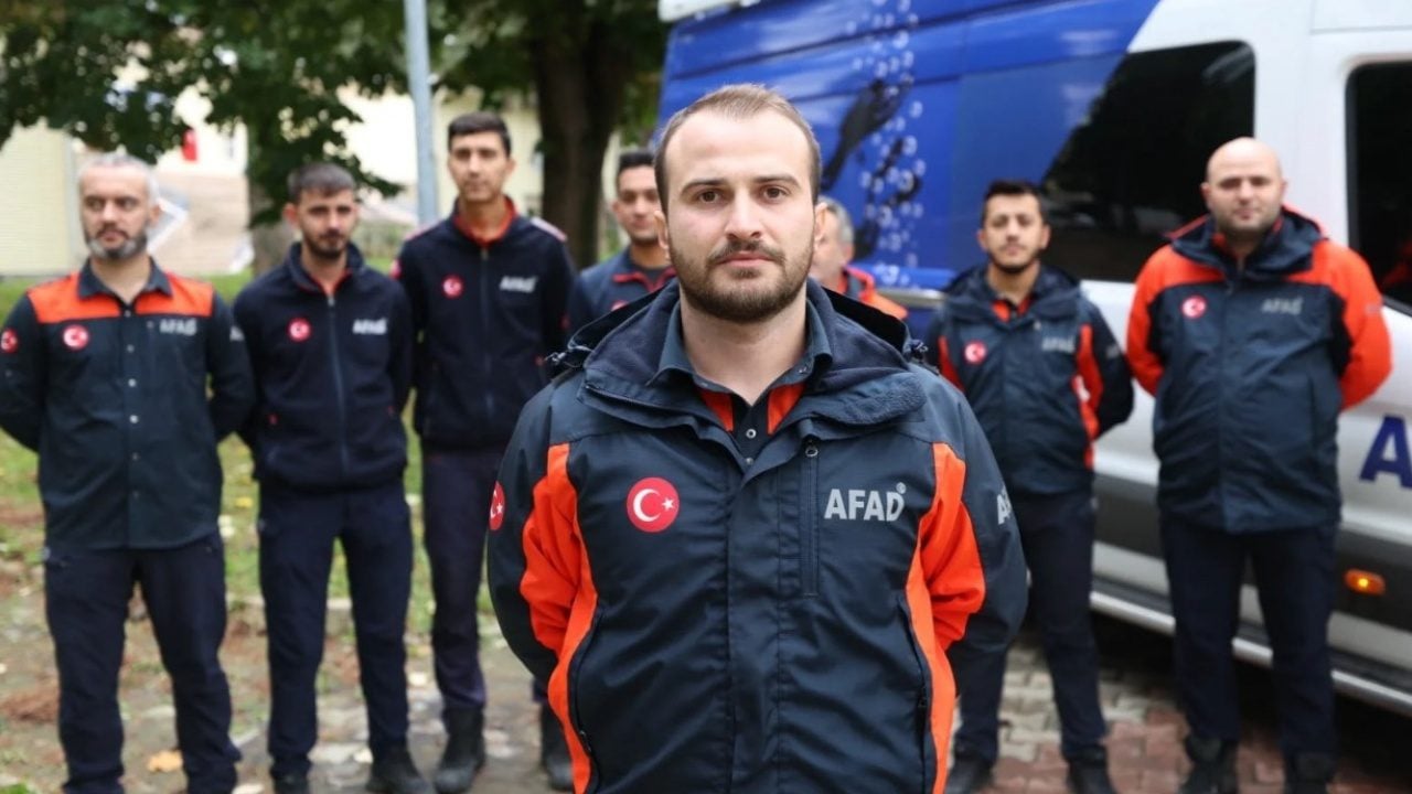 Foto - AFAD personel o anları paylaştı! Tüyleri diken diken eden kurtarma operasyonu