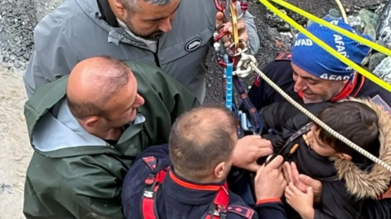 Foto - AFAD personel o anları paylaştı! Tüyleri diken diken eden kurtarma operasyonu