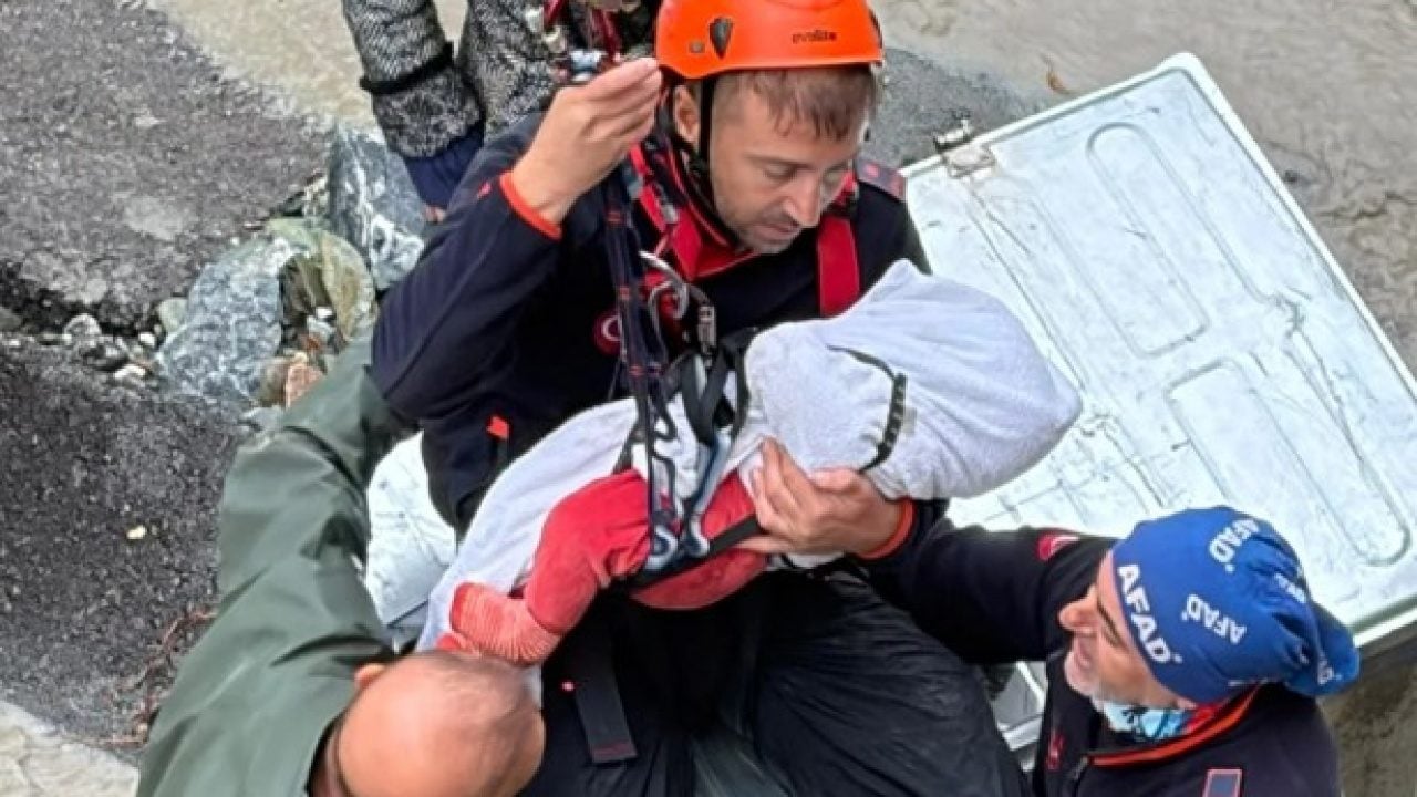 AFAD personel o anları paylaştı! Tüyleri diken diken eden kurtarma operasyonu
