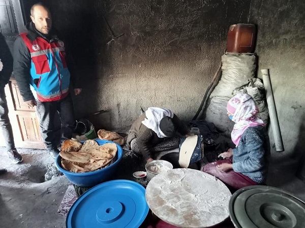 Foto - Afet bölgesi için herkes seferber! Çaldıranlı kadınlar depremzedeler için ekmek pişirdi