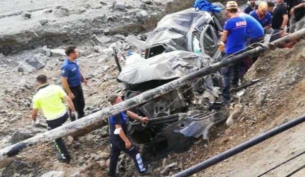 Foto - Afet bölgesine giden Bakanlık personeli uçurumdan uçtu!