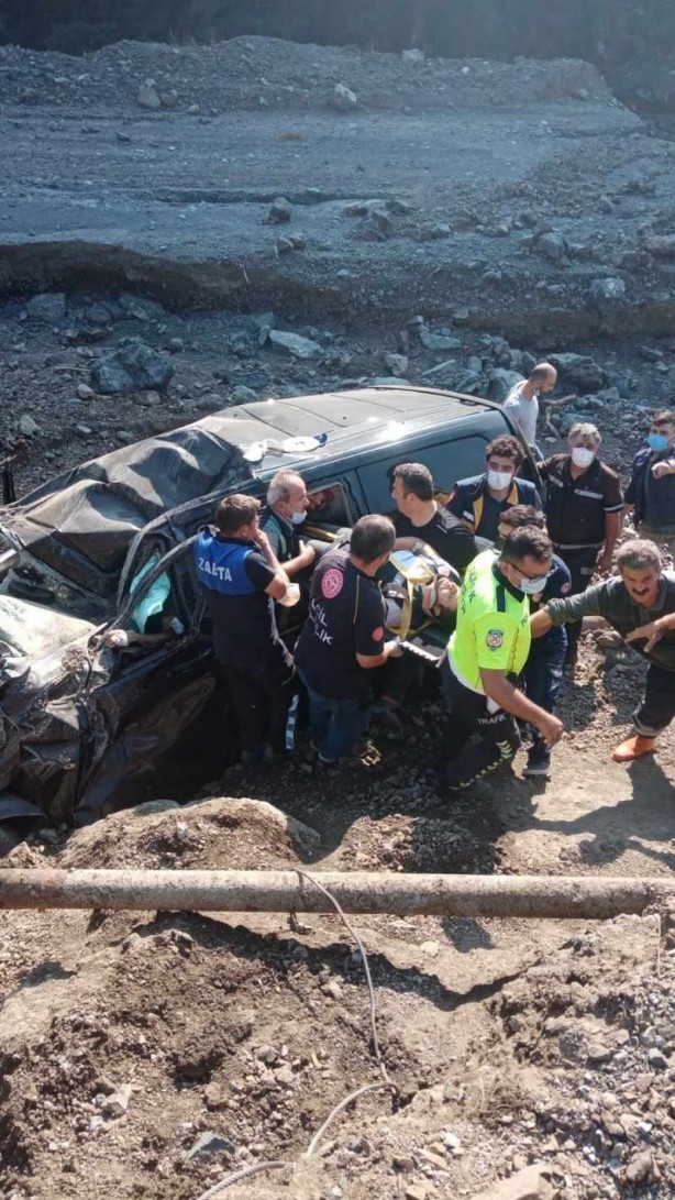 Foto - Afet bölgesine giden Bakanlık personeli uçurumdan uçtu!