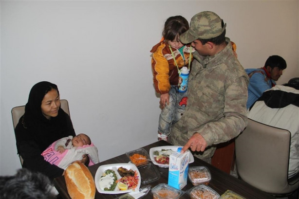 Foto - Afgan göçmenlere Mehmetçik'ten yardım eli