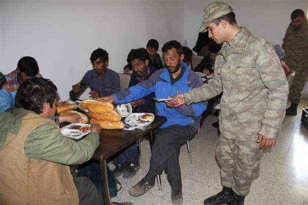 Foto - Afgan göçmenlere Mehmetçik'ten yardım eli