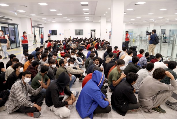Foto - Afganistan uyruklu 221 düzensiz göçmen sınır dışı edildi