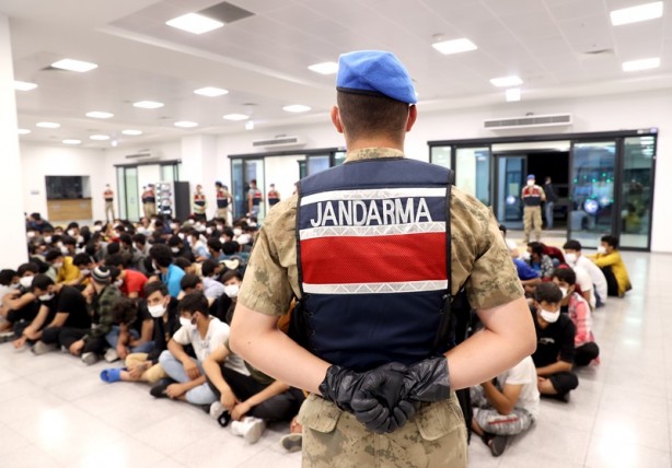 Foto - Afganistan uyruklu 221 düzensiz göçmen sınır dışı edildi