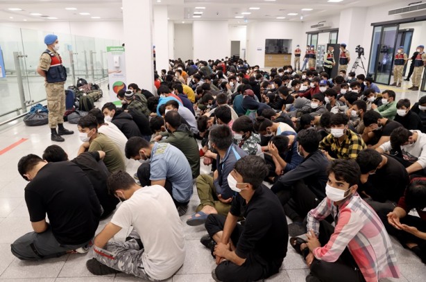 Foto - Afganistan uyruklu 221 düzensiz göçmen sınır dışı edildi