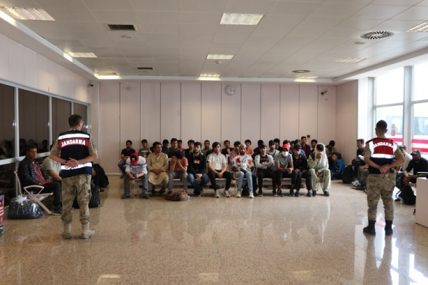 Foto - Afganistan uyruklu 227 düzensiz göçmen ülkelerine gönderildi