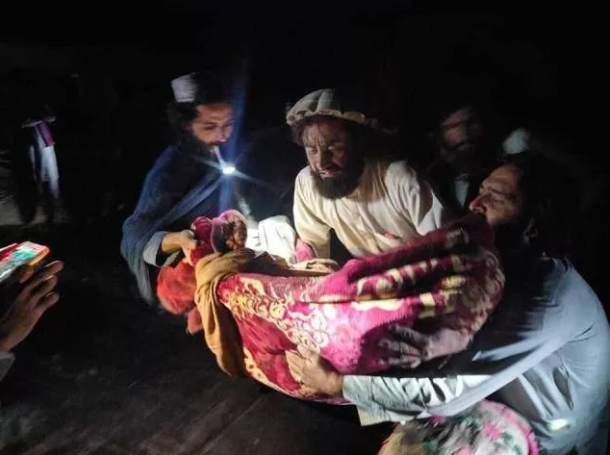 Afganistan'da şiddetli deprem: Çok sayıda ölü var