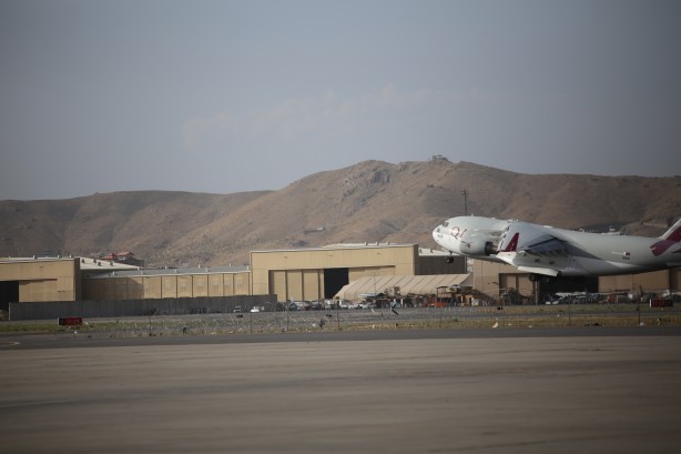 Foto - Afganistan'da son dakika gelişmesi! Havalimanına inen iki uçak apar topar ayrıldı