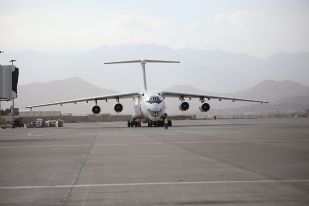 Foto - Afganistan'da son dakika gelişmesi! Havalimanına inen iki uçak apar topar ayrıldı