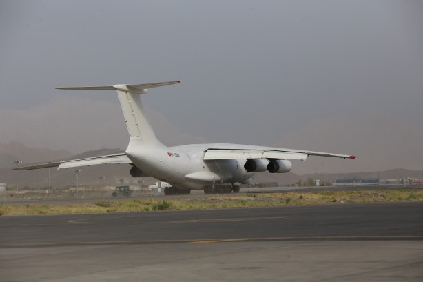 Foto - Afganistan'da son dakika gelişmesi! Havalimanına inen iki uçak apar topar ayrıldı