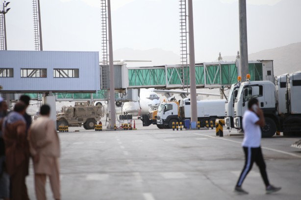 Foto - Afganistan'da son dakika gelişmesi! Havalimanına inen iki uçak apar topar ayrıldı