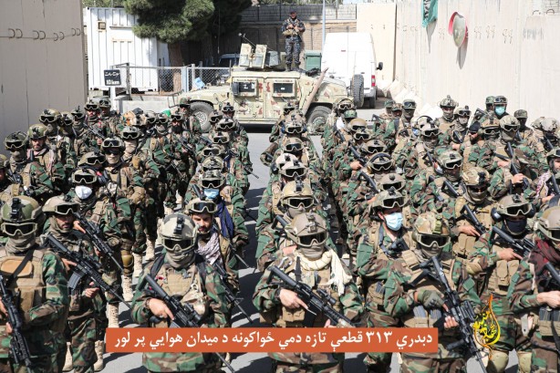 Foto - Afganistan'da son dakika gelişmesi! Havalimanına inen iki uçak apar topar ayrıldı