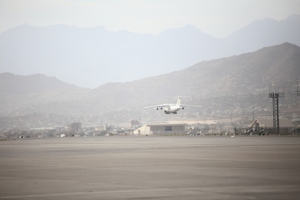 Foto - Afganistan'da son dakika gelişmesi! Havalimanına inen iki uçak apar topar ayrıldı