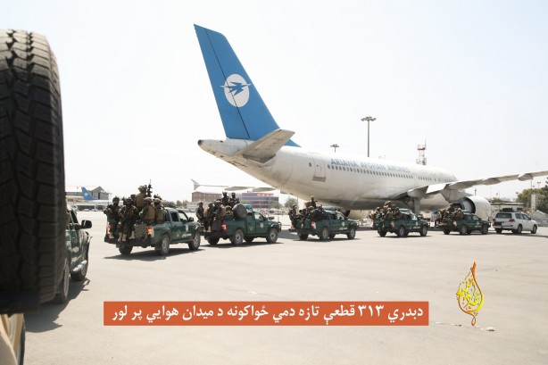 Foto - Afganistan'da son dakika gelişmesi! Havalimanına inen iki uçak apar topar ayrıldı