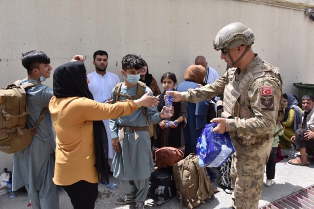 Foto - Afganistan'daki 200’ü aşkın Türk vatandaşı için havalandı! 'Uçan kale' ile tahliye operasyonu