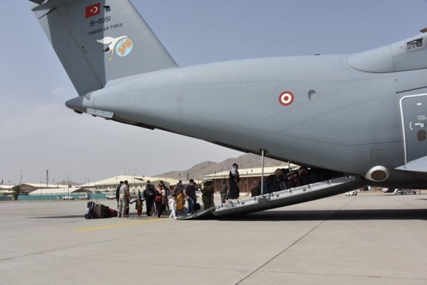 Afganistan'daki 200’ü aşkın Türk vatandaşı için havalandı! 'Uçan kale' ile tahliye operasyonu