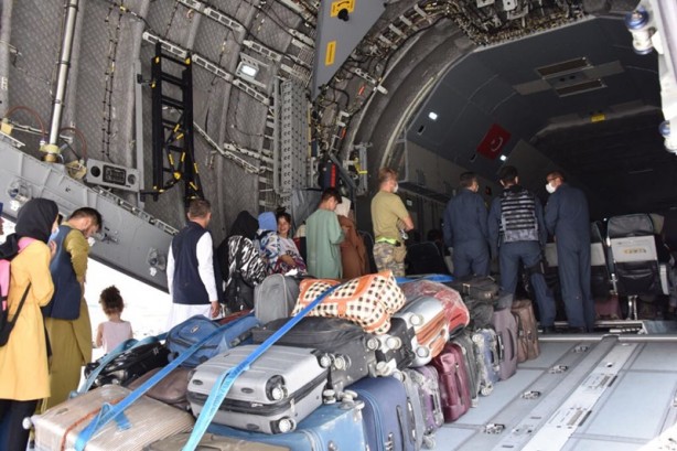 Foto - Afganistan'daki 200’ü aşkın Türk vatandaşı için havalandı! 'Uçan kale' ile tahliye operasyonu