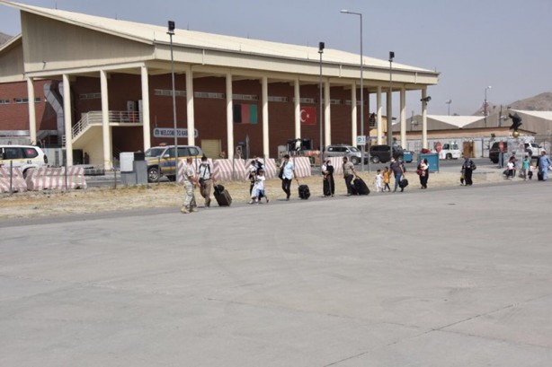 Foto - Afganistan'daki 200’ü aşkın Türk vatandaşı için havalandı! 'Uçan kale' ile tahliye operasyonu