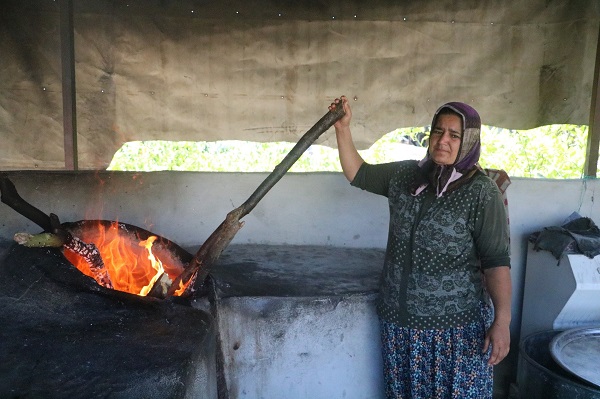 Foto - Afrika sıcaklarında tandır mesaisi