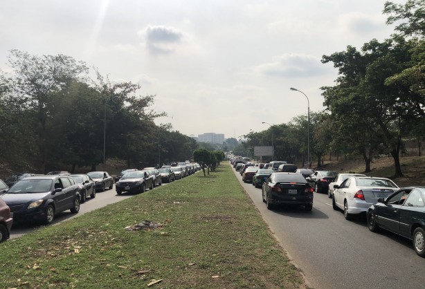 Afrika ülkesinde görülmemiş olay: Hükümet 'zam yok' dedi! Yollar kapandı