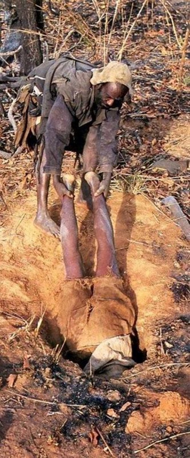 Foto - Afrika yerlilerinin inanılmaz piton avı!