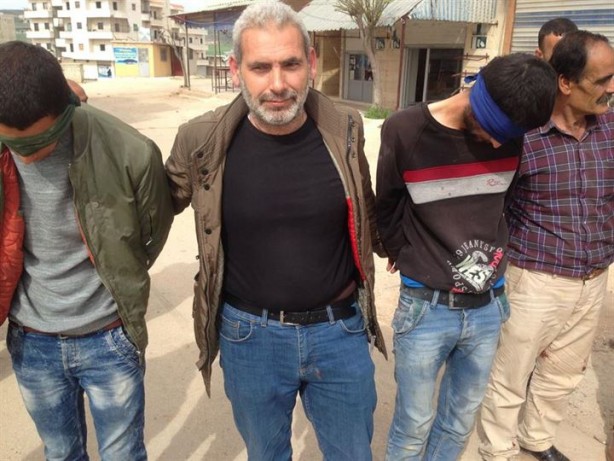 Foto - Afrinliler yakaladıkları 3 teröristi Mehmetçik'e teslim etti