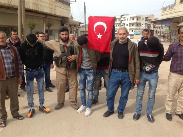 Foto - Afrinliler yakaladıkları 3 teröristi Mehmetçik'e teslim etti