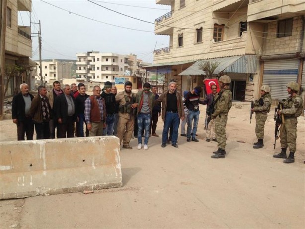 Foto - Afrinliler yakaladıkları 3 teröristi Mehmetçik'e teslim etti
