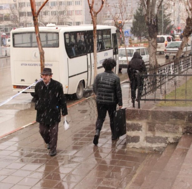 Afyonkarahisar’da beklenen kar yağışı başladı
