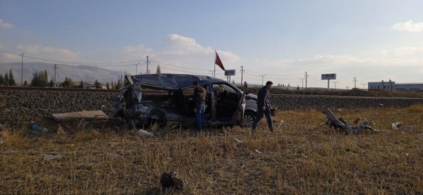 Foto - Afyonkarahisar'da yolcu treni minibüse çarptı