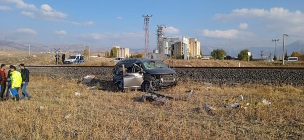 Foto - Afyonkarahisar'da yolcu treni minibüse çarptı